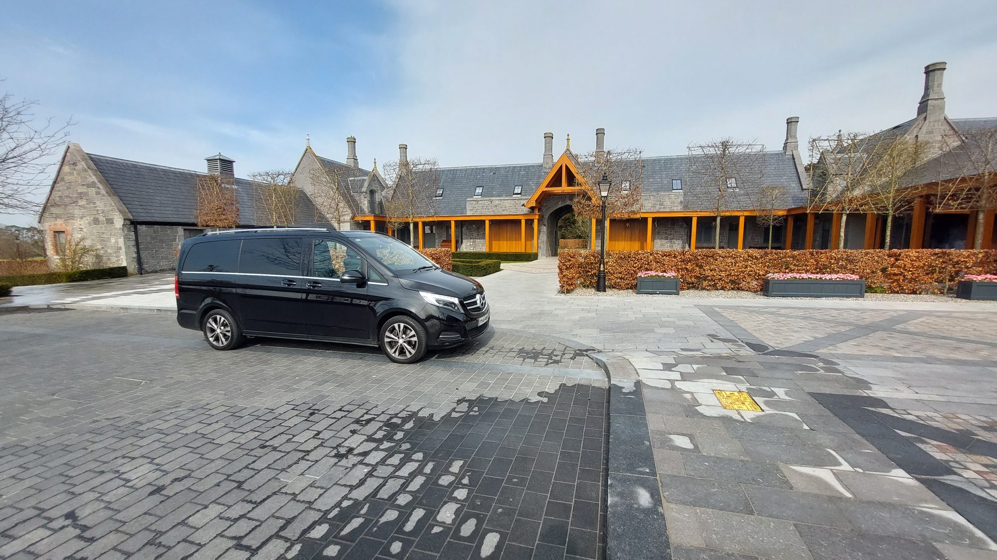 black-mercedes-benz-v-class-at- carriage-house-adare-manor