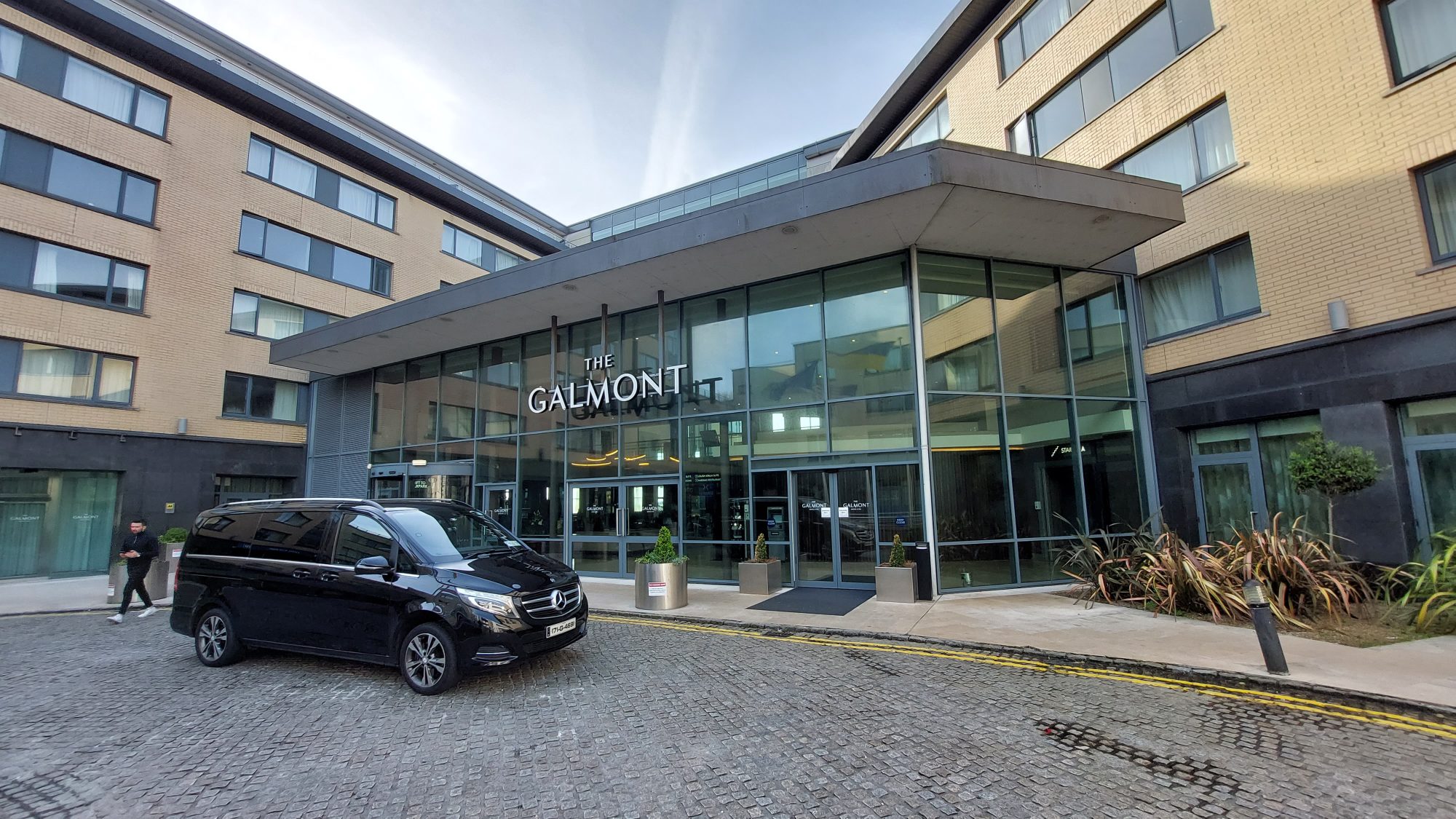 black-mercedes-benz-v-class-at-galmont-hotel-galway-private-car-service